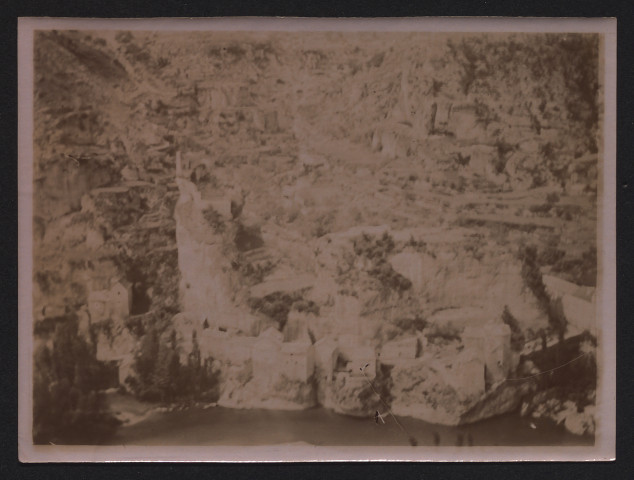 Village à flan de falaise.