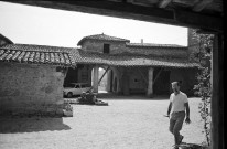 Bésayes. - La poterne d'entrée sud du domaine des Thévenins.