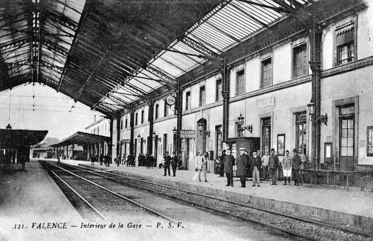 L'intérieur de la gare, après les travaux d'agrandissement et d'embellissement de 1908.