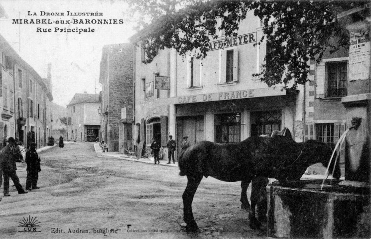 Le café de France, avenue de la Résistance.