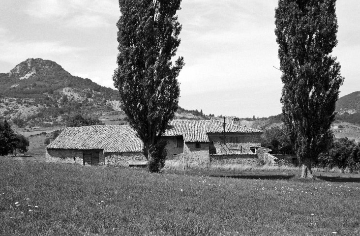 Arnayon. - Ferme aux abords de l'église Notre-Dame.