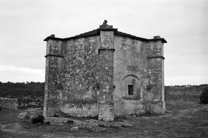 Saint-Restitut.- Façades de la chapelle du Saint-Sépulcre.