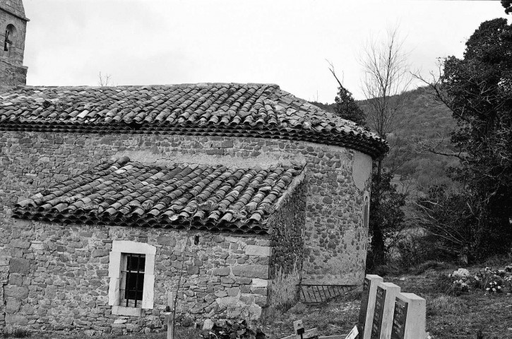 Félines-sur-Rimandoule.- Le chevet et la sacristie de la chapelle Saint-Antoine et le cimetière.