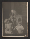 [Portrait de famille (mère et ses deux enfants)].