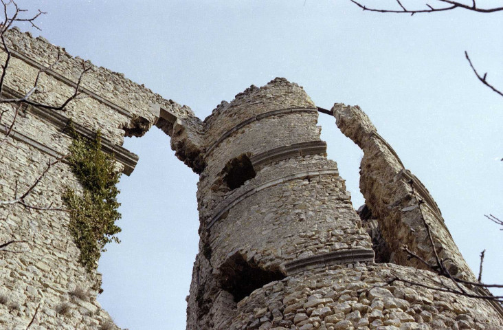 Montbrun-les-Bains.- La tour sud-est et la façade du château avant les travaux de consolidation.