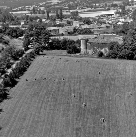 Vue aérienne du château d'Eurre.