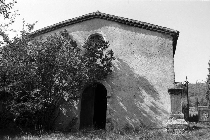 Suze-sur-Crest.- La façade ouest de la chapelle Chosséon.