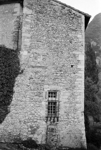 Saoû. - Façade sud du château de Lastic.