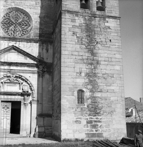 Grignan. - Façade de la collégiale Saint-Sauveur.