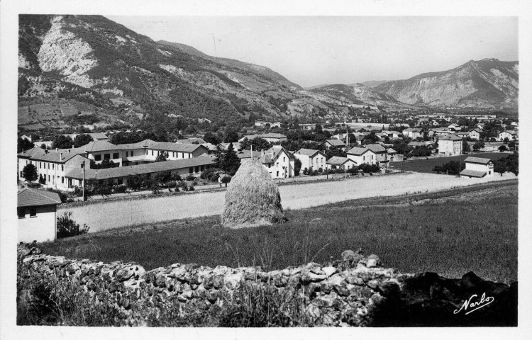 Vue générale de la ville prise des remparts.