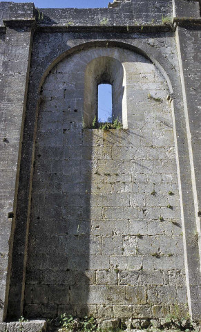 Aleyrac.- Les restes de la voûte du prieuré.