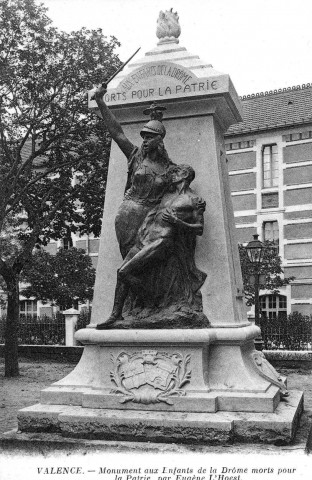 Le monument a été réalisé d'après l'œuvre d'Eugène L'Hoest (1874-1937), érigée en 1913 en souvenir de la guerre de 1870-1871.