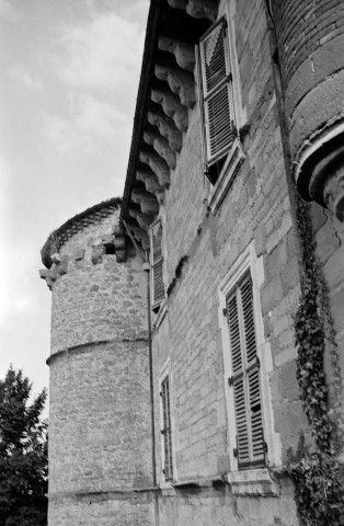 Montéléger.- L'extrémité ouest de la façade sud du château.