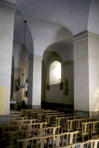 Charols.- La nef de l'église.