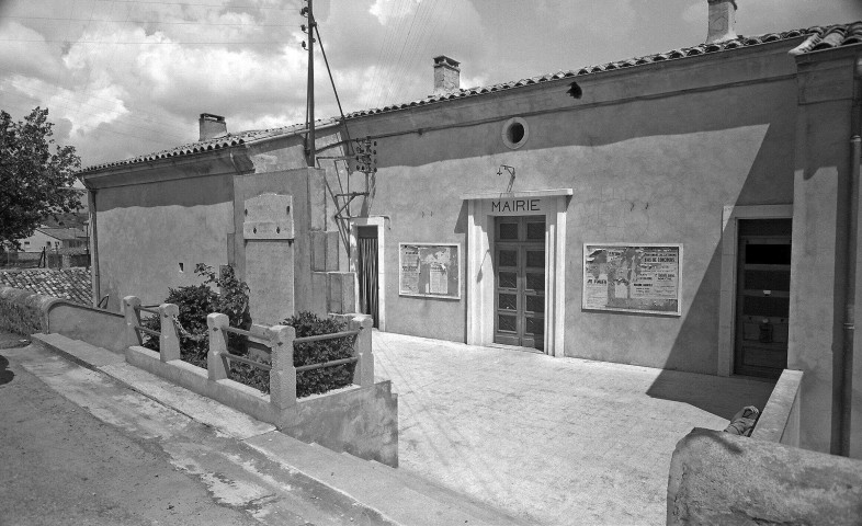 Vesc.- La mairie et le monument aux morts.