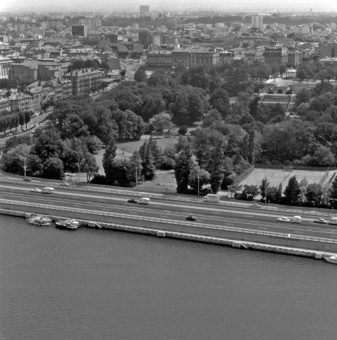 Vue aérienne du parc Jouvet, au premier plan le Rhône et l'autoroute A7.