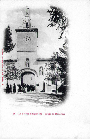 La tour de l'horloge de l'abbaye Notre-Dame-d'Aiguebelle.