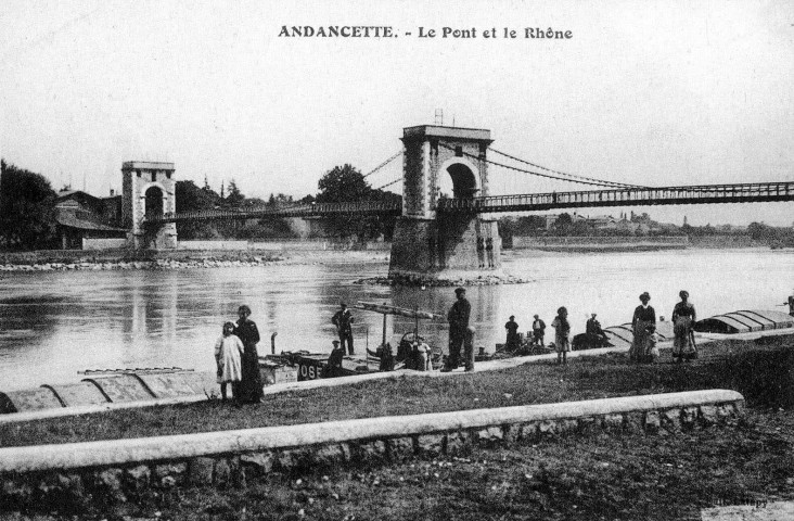 Le pont suspendu Marc Seguin construit en 1827, relie le village et Andance (Ardèche).