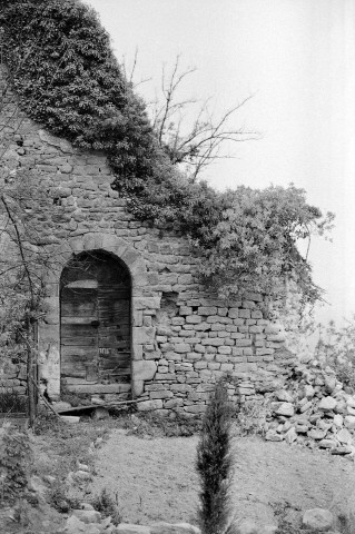 Chabrillan.- Restes des remparts nord du village.