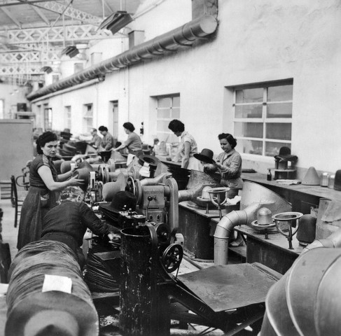 Bourg-de-Péage. - Opération du pinçage à la machine aux ateliers de la chapellerie Mossant (dans les années 1950).