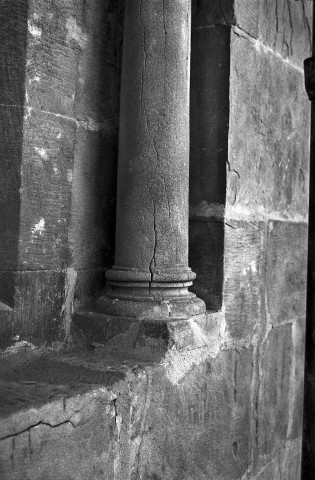 Mours-Saint-Eusèbe.- Base d'un pilier du porche du clocher de l'église Notre-Dame.