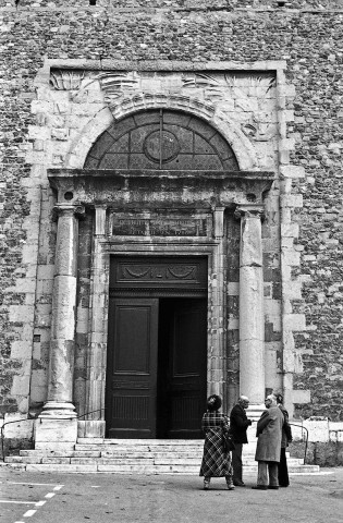 Saint-Vallier. - Le porche de l'église Saint-Valère.