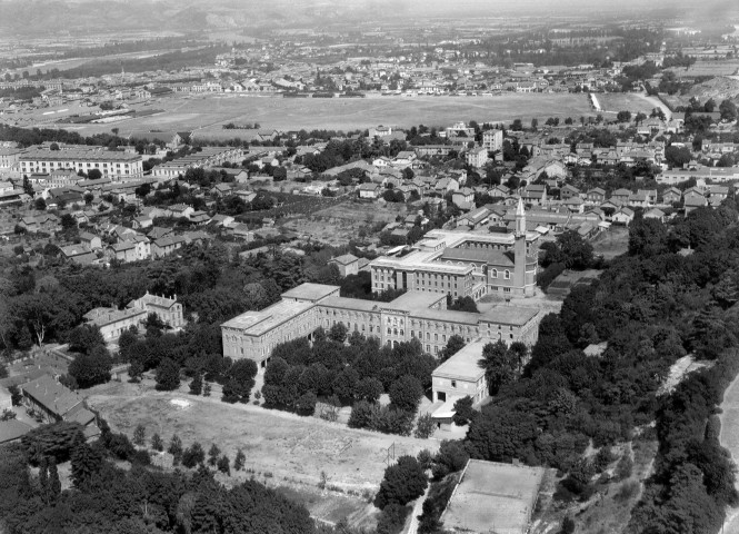 Vue aérienne de l'Institution Notre-Dame, rue Montplaisir.