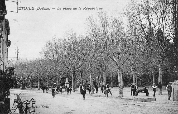 Étoile-sur-Rhône. - Place de la République.