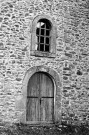 Truinas.- Le porche de l'église Saint-Jean-Baptiste.