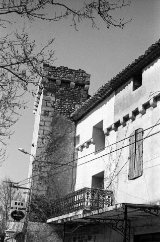 Tulette.- Restes des remparts, porte.