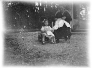 Charols, château de Salettes. - Marie-Thérèse Champin et Thérèse de Guilhermier, assises sur des chaises d'extérieur en train de faire de la couture.