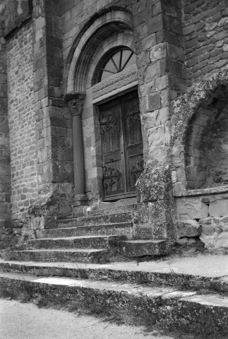 Chantemerle-les-Blés.- Le portail de l'église Notre-Dame, elle était celle d'un prieuré.