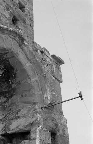 Rousset-les-Vignes.- Dégradation du clocher de l'église Saint-Mayeul.