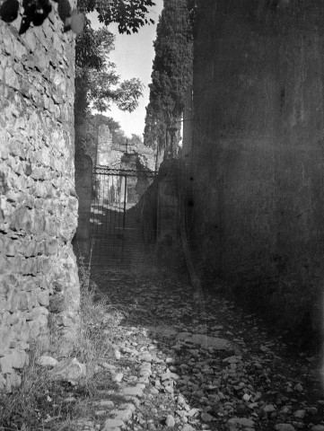 Livron-sur-Drôme. - Portail de l'ancienne abbaye et du cimetière.