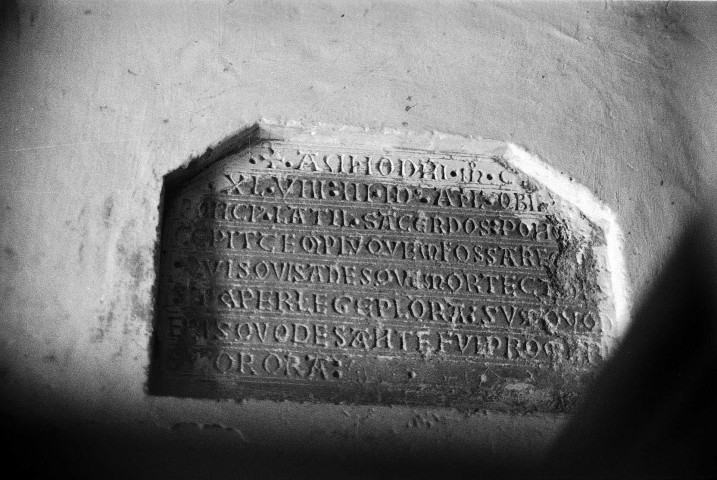 Arpavon. - Inscription dans l'église Saint-Étienne.