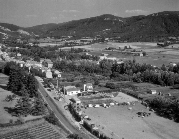 La Bégude-de-Mazenc. - Vue aérienne d'une partie du village, le camping et la piscine.