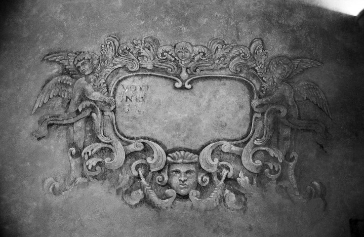 Romans-sur-Isère.- Cartouche du chœur de la chapelle dans le parc du musée de la Chaussure, l'ancien couvent des Ursulines, après restauration.
