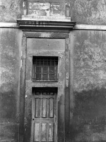 Valence. - Porte de la façade est de l'ancienne abbaye de Vernaison, devenue annexe du Palais de Justice.