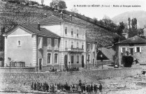 La mairie et le groupe scolaire.