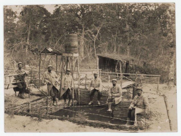 Les bois d'Hauzy. - La piscine établie par les coloniaux à 150m en arrière des tranchées.