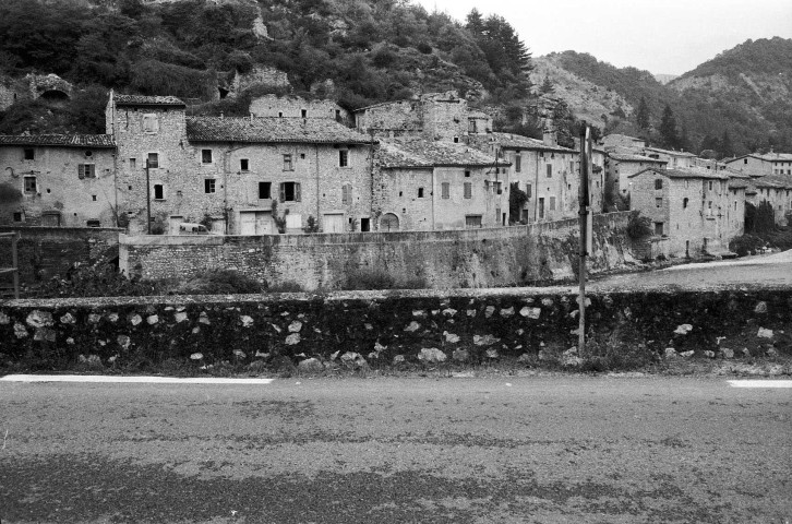 Pontaix.- Vue du village au nord du temple.