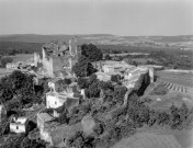 Chabrillan. - Vue aérienne du château et des remparts