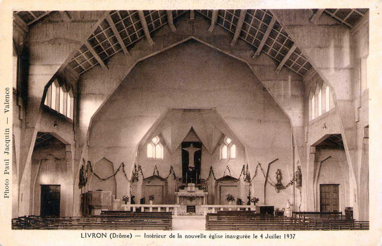 L'intérieur de l'église du Sacré Cœur.