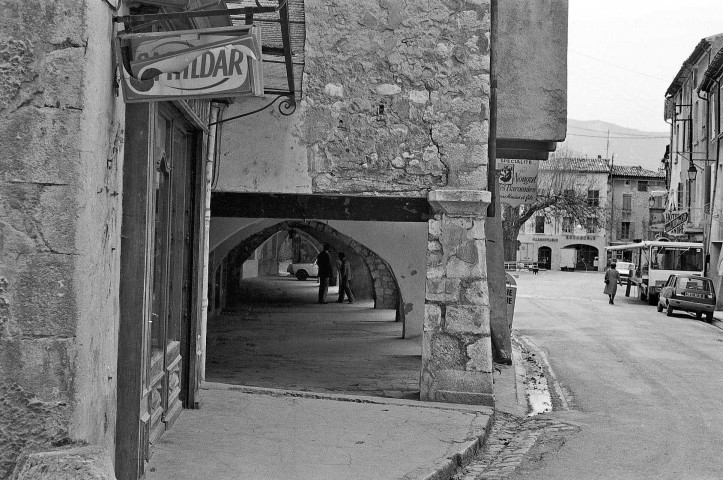 Buis-les-Baronnies. - Arcades au sud de la place du Marché.