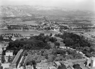 Vue aérienne d'une partie de la ville, du parc Jouvet et du Rhône, au fond Granges en Ardèche.
