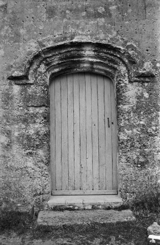 Saint-Restitut.- Le porche de la chapelle du Saint-Sépulcre.