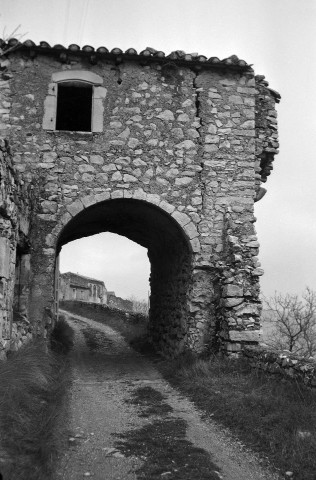 Savasse.- Porte du village.