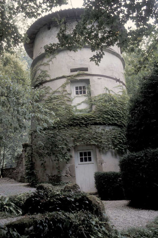 Saint-Thomas-en-Royans.- Le pigeonnier dans le parc de la Chatronnière.