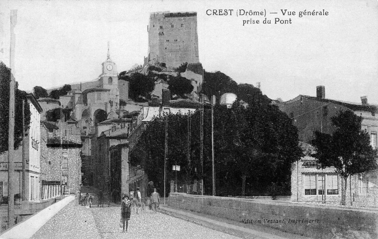 Crest.- La Tour vue du pont Frédéric Mistral.