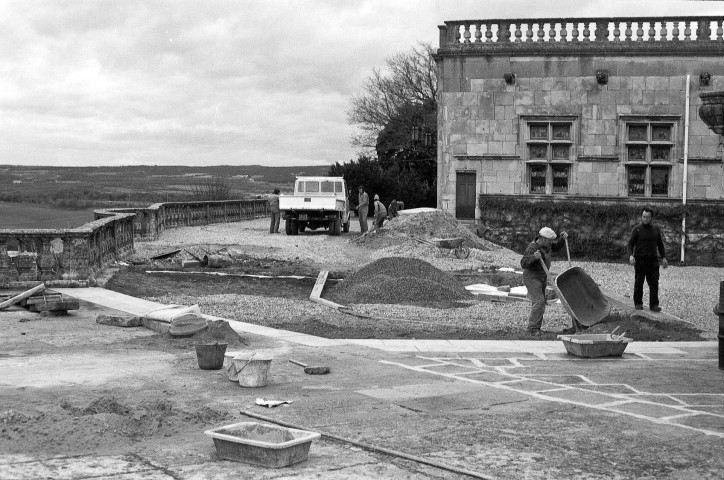 Grignan. - Travaux d'étanchéité des terrasses du château.